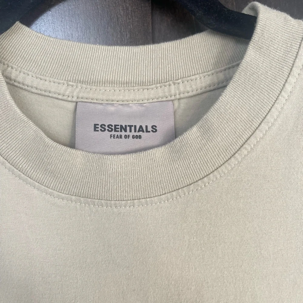 Essentials T-shirt - Picture 2 of 2